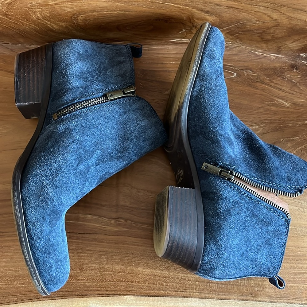 Lucky Brand Blue Suede Ankle Bootie Boot with Unique Pattern Womens Size 9M